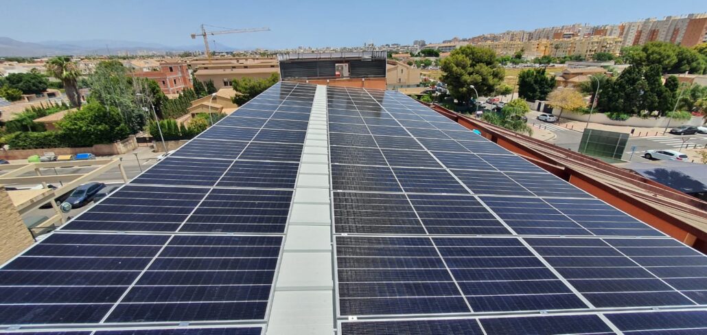 Paneles solares para mejorar certificados energéticos en naves